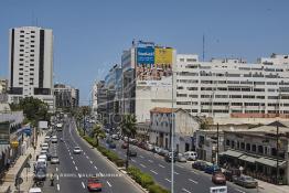 Image du Maroc Professionnelle de  Le prolongement de l'avenue Hassan II vers le sud rejoint le Boulevard Abdelmoumen qui presque comme tous les quartiers de Casablanca subit une transformation radicale. De part et d’autre du Boulevard Zerktouni, le nouveau quartier d’affaires de Casablanca, où les sièges d'une grande partie des plus importants groupes financiers du pays, banques, assurances, groupes de crédit ont élus domicile loin des encombrements quotidiens du centre-ville, Lundi 6 Juillet 2009. (Photo / Abdeljalil Bounhar) 